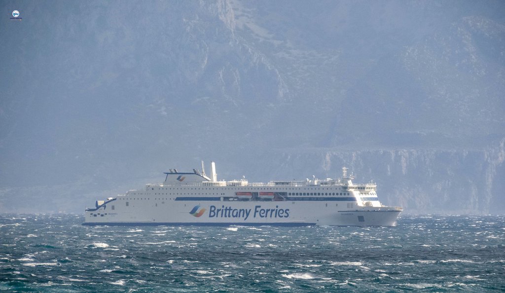 “Salamanca” cruza el estrecho tras una escala en Gibraltar