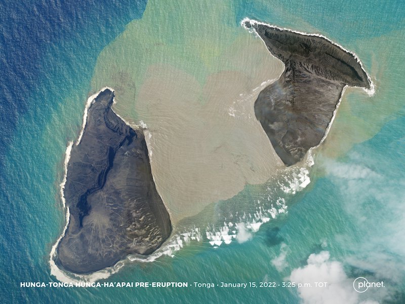 La explosión del volcán Hunga Tonga parte la isla en dos