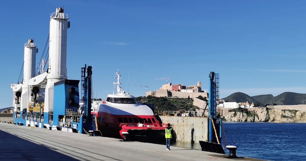 El averiado “San Giorgio”, ex “San Gwann”, abandona Ibiza
