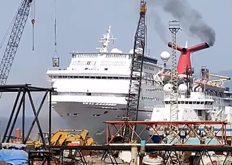 Desguace del veterano “Carnival Sensation” en Turquía