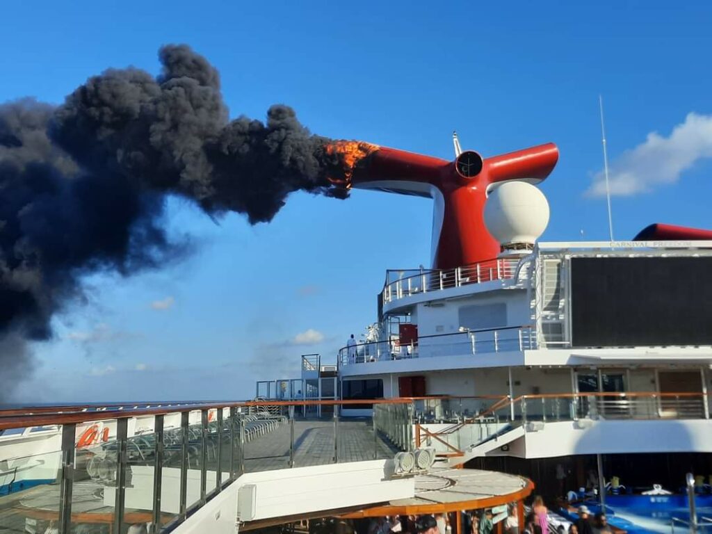 Fuego en la chimenea del buque “Carnival Freedom”