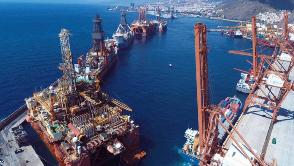 Salta la alarma ante la posible fusión de los puertos canarios