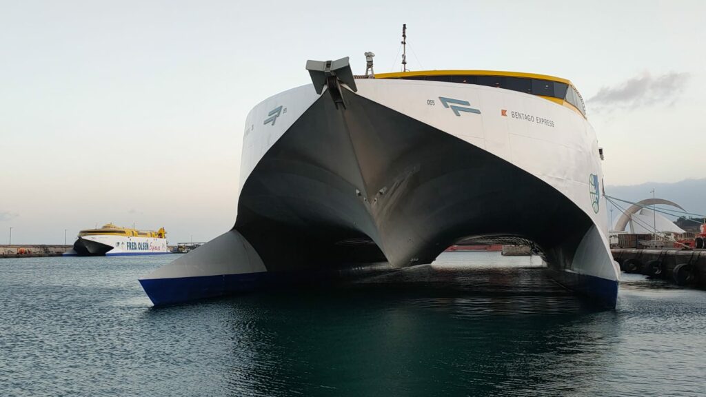 Fred. Olsen amarra dos semanas dos catamaranes en Tenerife