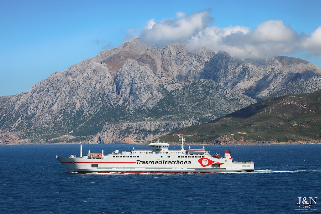 El viento provoca un roce del “Ciudad de Málaga” en Tánger
