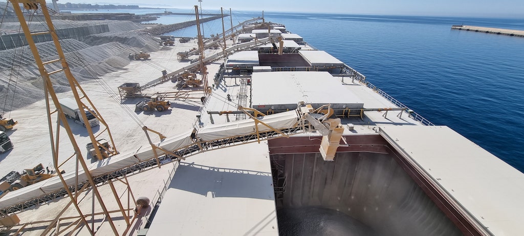 El puerto de Almería bate récord en la exportación de yeso