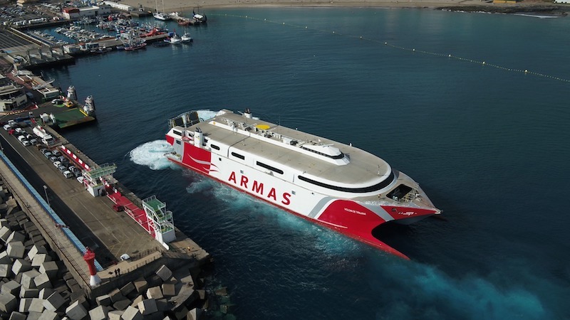 Naviera Armas refuerza en agosto la línea de El Hierro