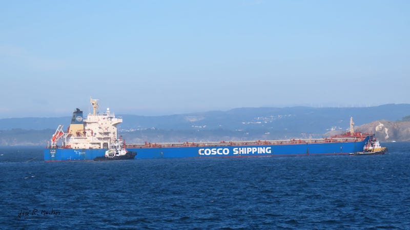 Un bulkcarrier chino con problemas arriba a A Coruña