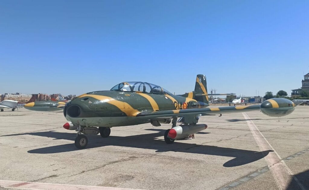 FIO informa que el avión HA 220 Super Saeta “ya está aquí”