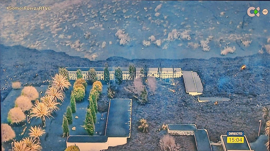 La lava engulle la paz del cementerio de Las Manchas