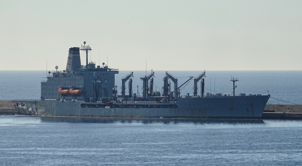 El petrolero auxiliar USNS “Kanawha” recala en Cartagena