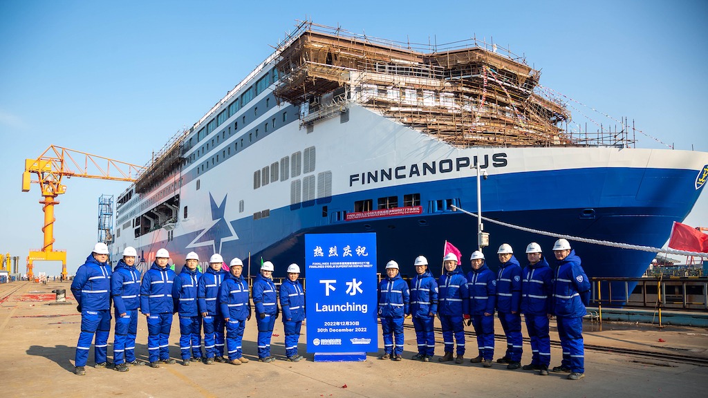 Puesta a flote del ferry “Finncanopus” para Finnlines