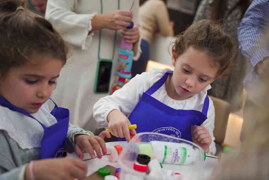 Balearia echa mano del ingenio e inventa la Juguetería del Mar