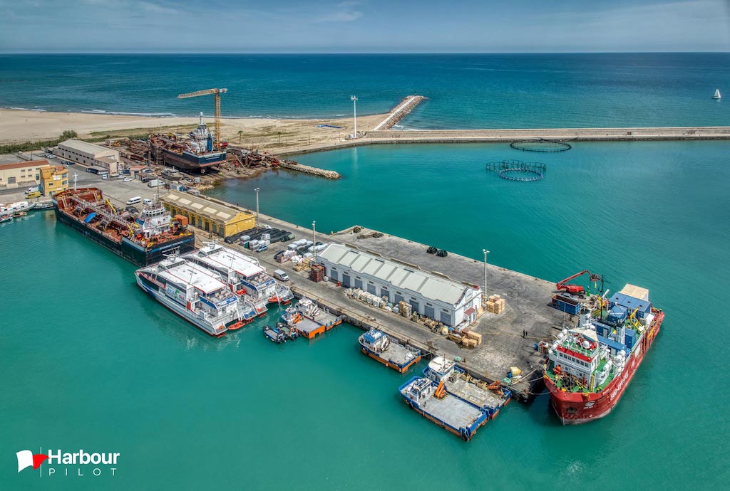 Aquabus echa mano de Balearia para suplir una doble incidencia