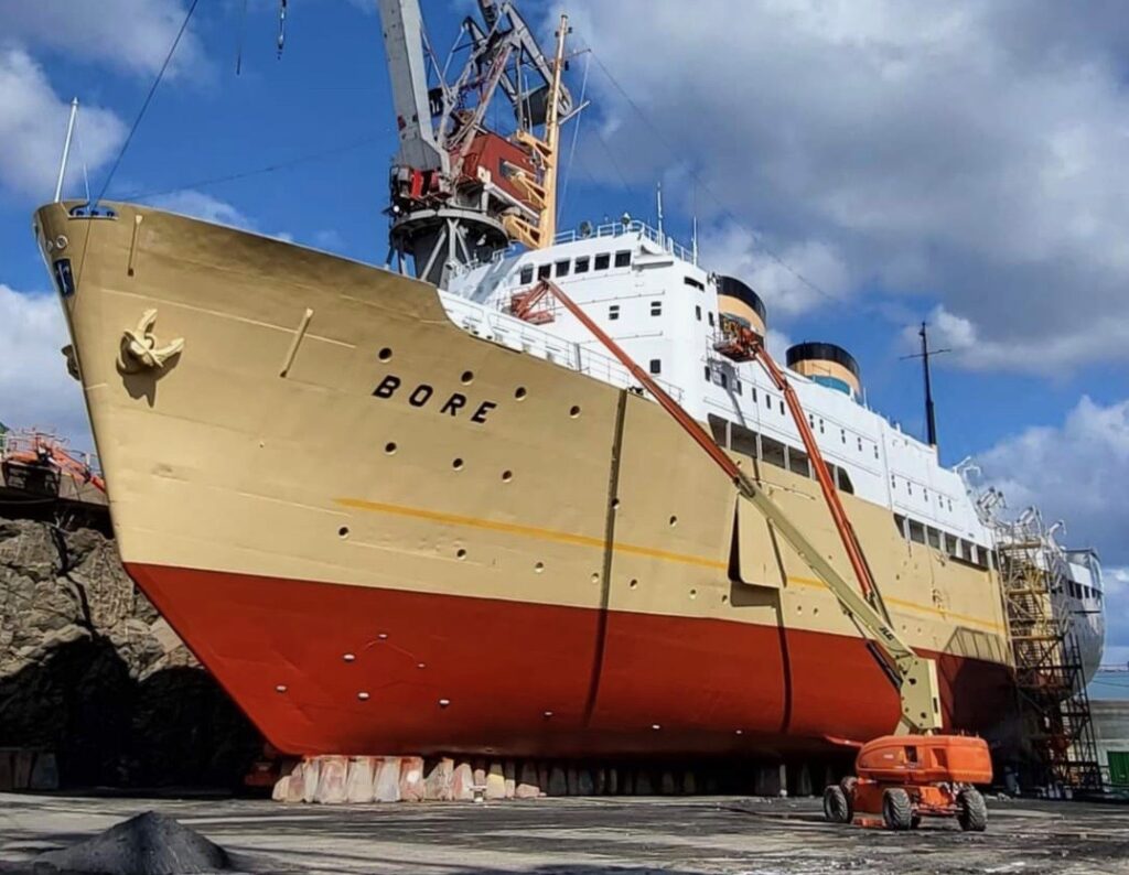 Varada del icónico buque museo y hotel flotante finés “Bore”