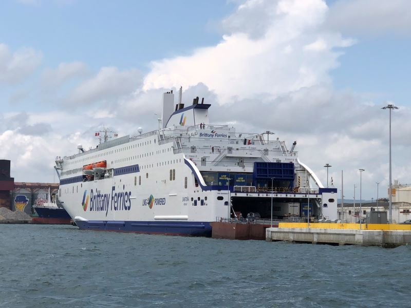 Repsol suministra gas natural en el puerto de Santander