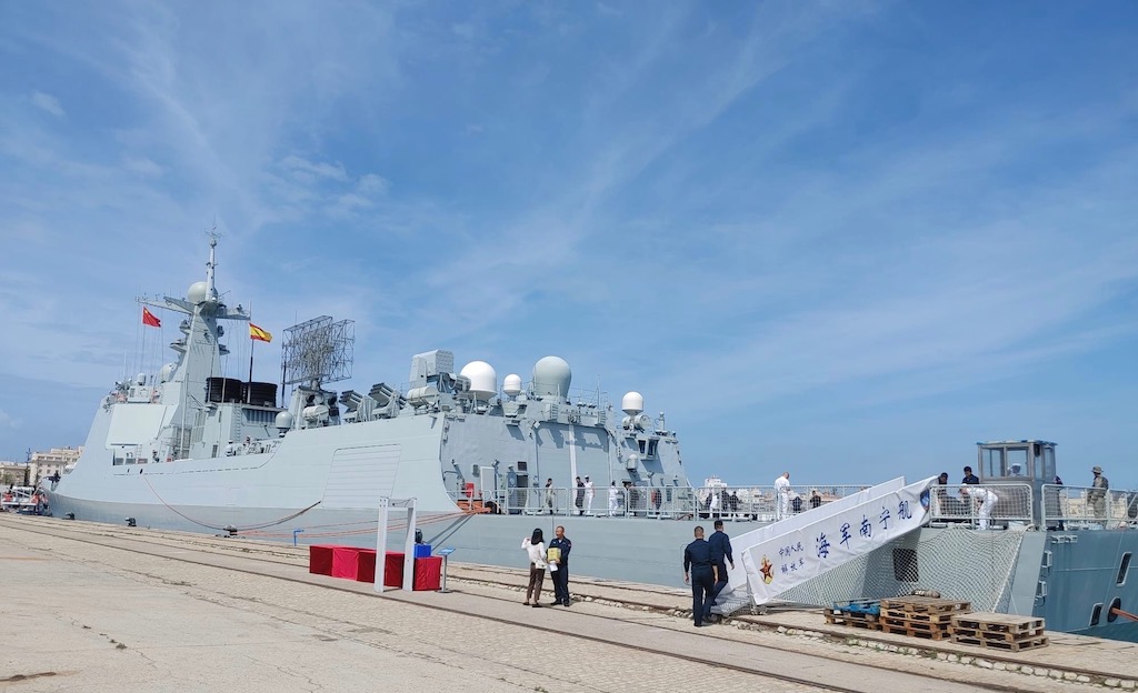 Una agrupación naval china visita el puerto de Cádiz