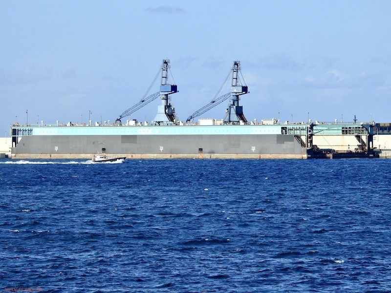 El dique “Dock V” pasa por Gran Canaria camino de Jamaica