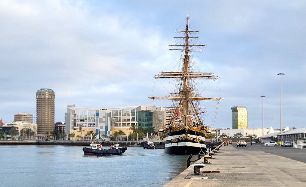 Los “sansones” de Boluda asisten al “Amérigo Vespucci”