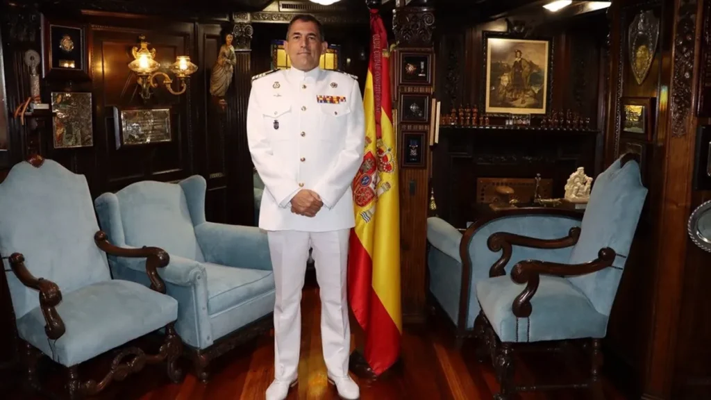 CN Luis Carreras, comandante del “Juan Sebastián de Elcano”