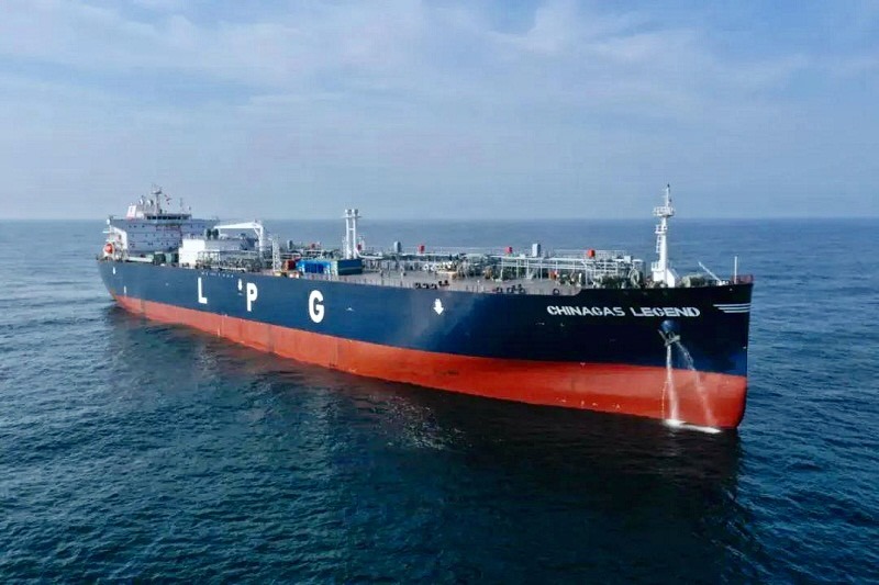 Un gasero chino hunde a un remolcador en el canal de Suez