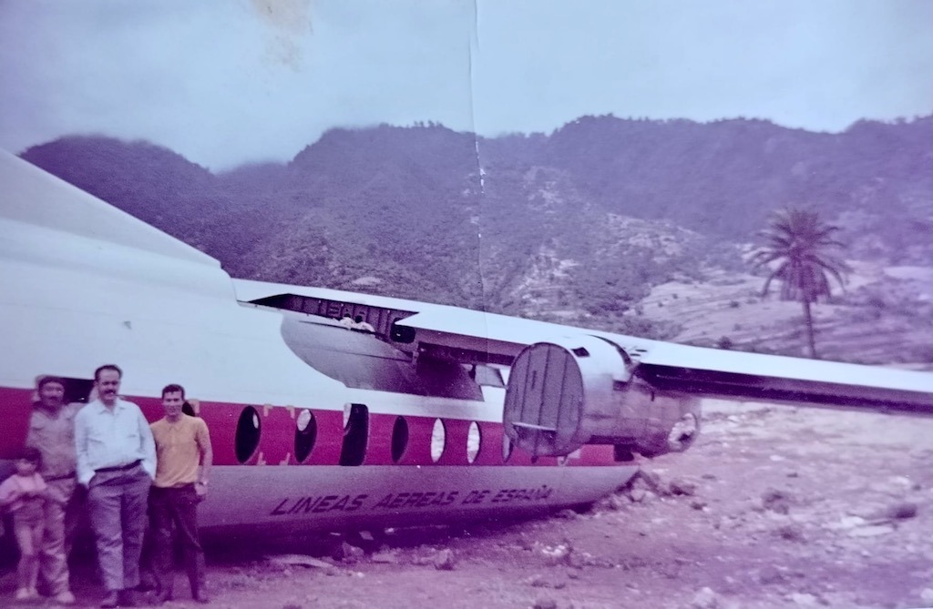 Testigos junto a los restos del avión Fokker F-27 en La Palma