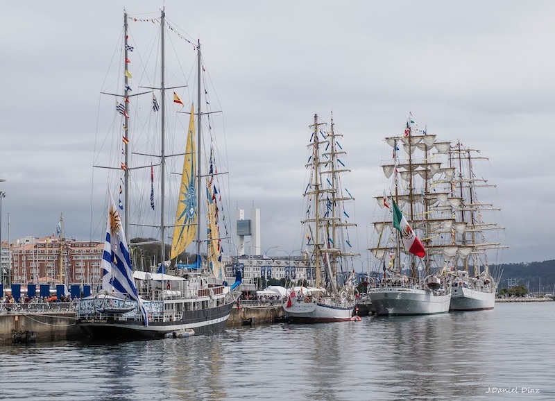 Quince veleros llenan de colorido el puerto de A Coruña
