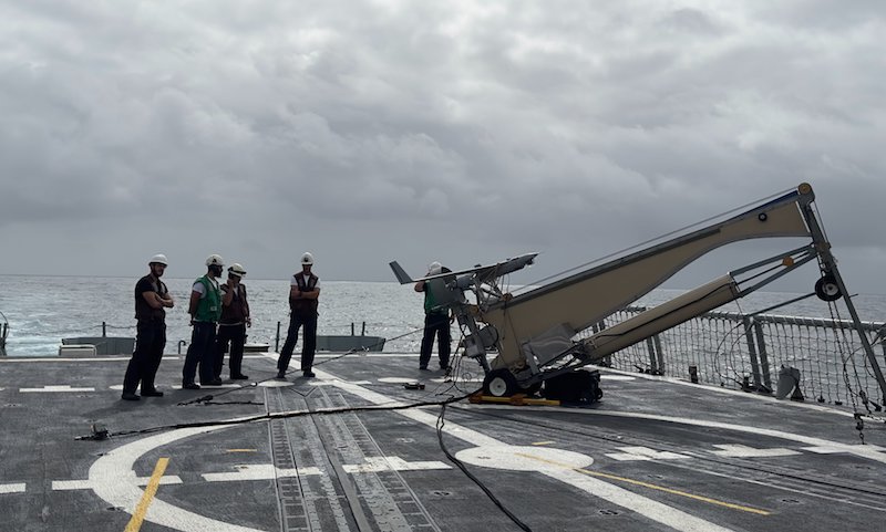 La fragata “Navarra” embarca una UAV “Scan Eagle”