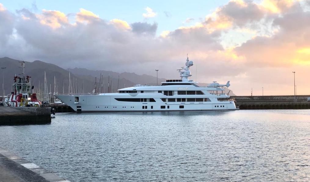 El yate del millonario Tilman Fertitta está en Tenerife