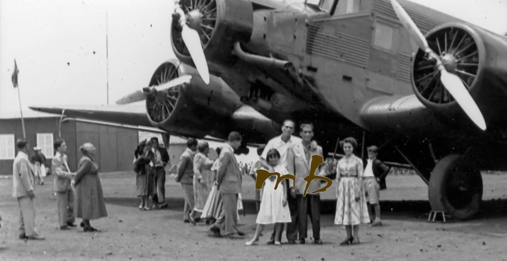 A los pies de un avión trimotor Junkers Ju-52 en La Palma (1955)