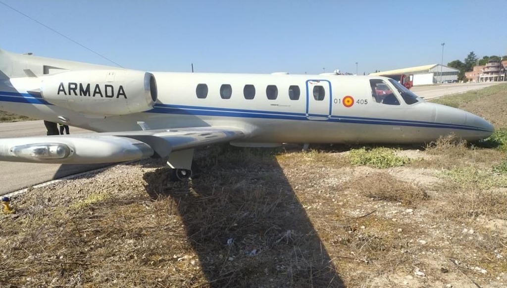 Un avión Cessna de la Armada se sale de pista en Getafe