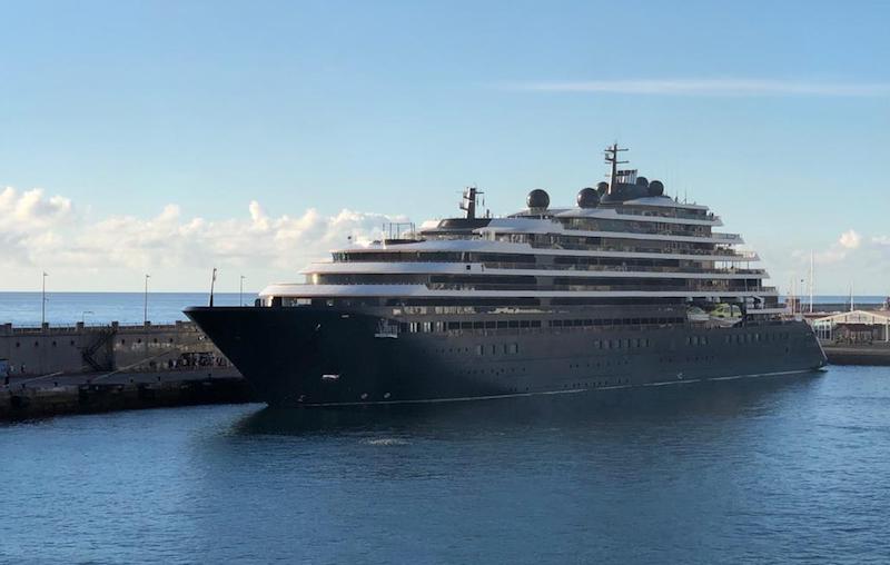 El lujoso “Evrima”, huésped del puerto de Santa Cruz de Tenerife