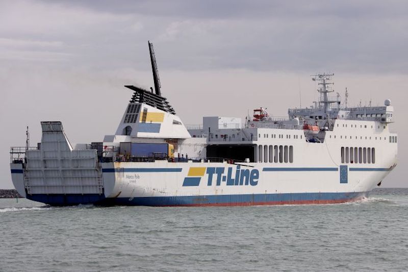 Un ferry provoca un derrame tras encallar en Suecia