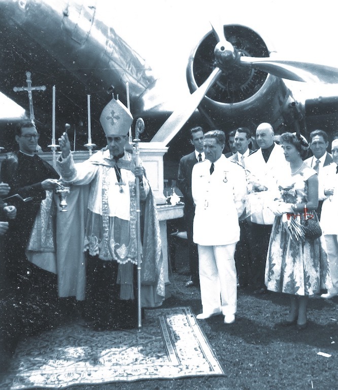 El obispo Pérez Cáceres bendice el aeropuerto de La Palma (1955)