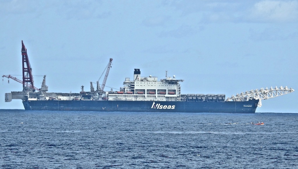 “Pioneering Spirit” pasa fuera de límites del puerto de Las Palmas