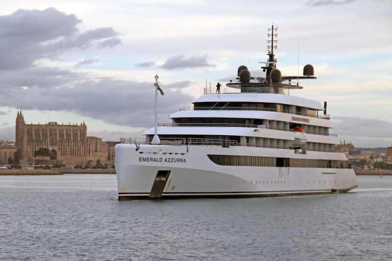 Estreno del novedoso buque “Emerald Azurra” en Palma