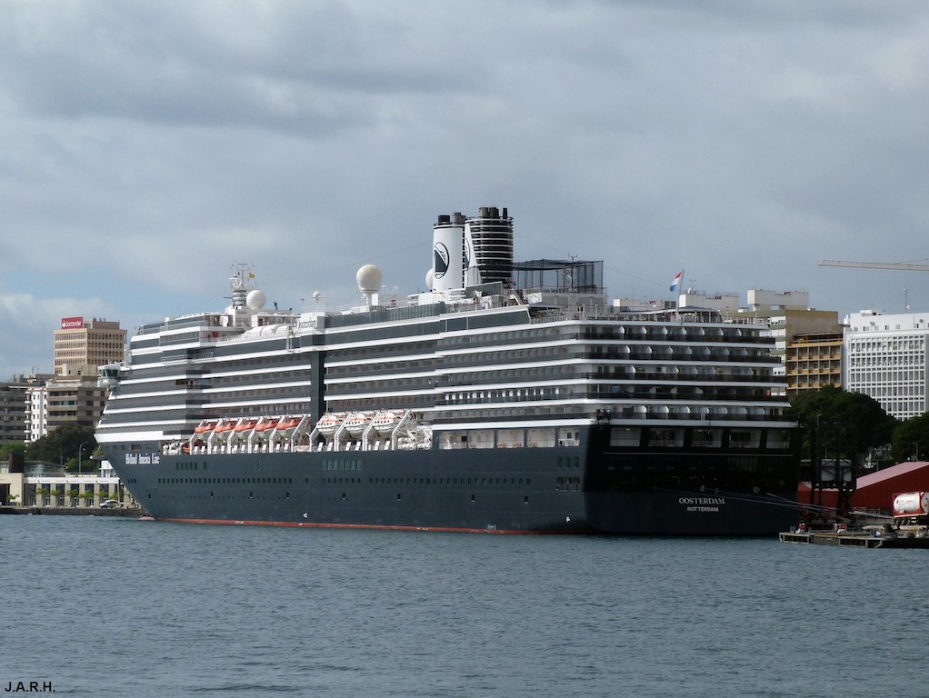 Primera escala del lujoso “Oosterdam” en Tenerife
