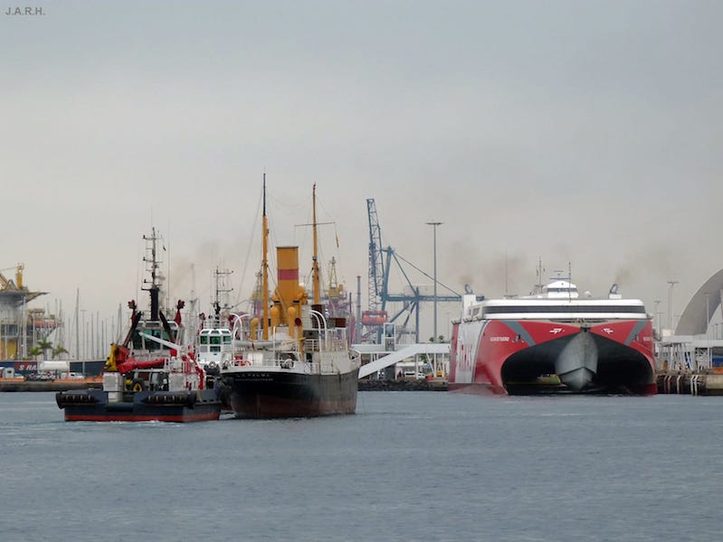 El correíllo “La Palma” retorna a su atraque en el muelle Sur