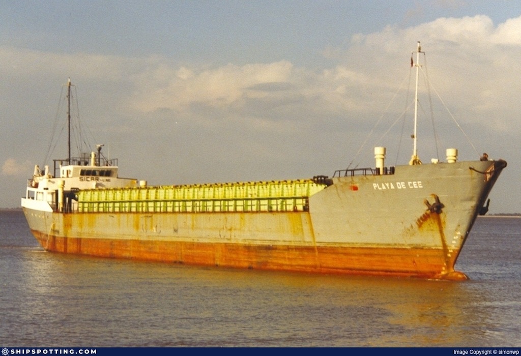 El buque “Playa de Cee” (1974-1992), matrícula de Corcubión