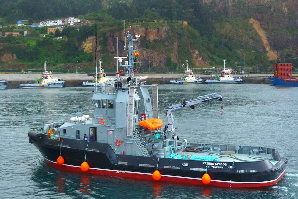 El remolcador “Trheintaydos”, más cerca del gris naval Y-129