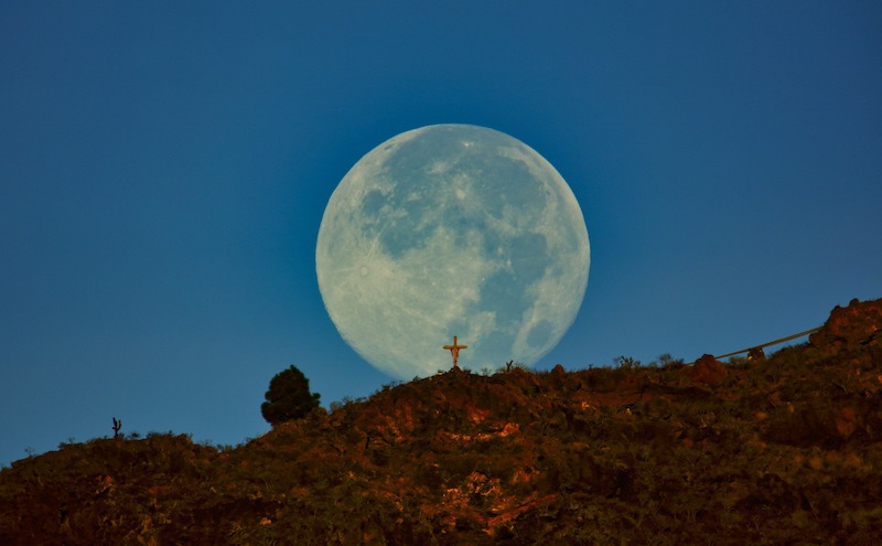 La Luna envuelve la cruz de la leyenda de la luz de El Time