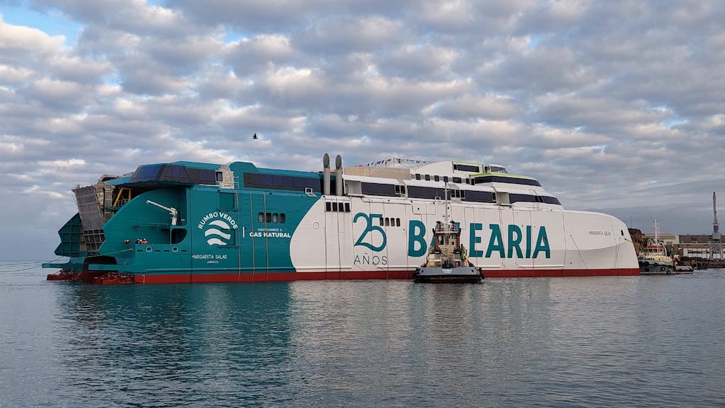 Armón Gijón pone a flote el catamarán “Margarita Salas”