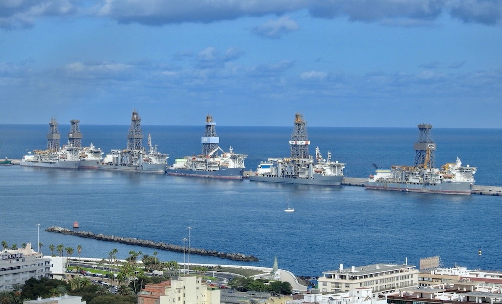 De cómo el puerto de Tenerife llena el puerto de Las Palmas