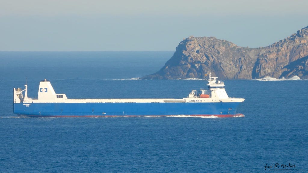El buque “Cadena 4”, próximo A-07, fondea en la ría de Ares