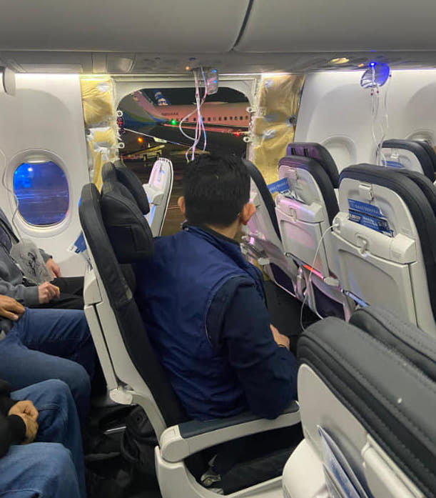Un avión Boeing B-737 Max 9 pierde una puerta en vuelo
