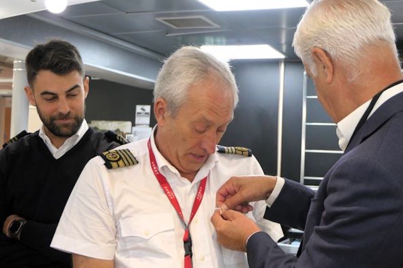 El Cabildo de El Hierro distingue al capitán Santiago Cabrera