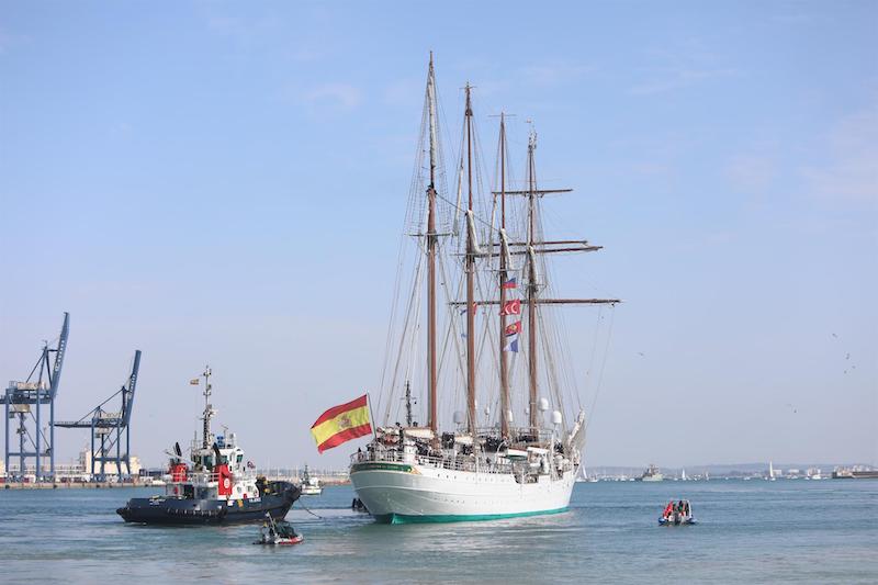 “Juan Sebastián de Elcano” sale a pruebas de mar en Cádiz
