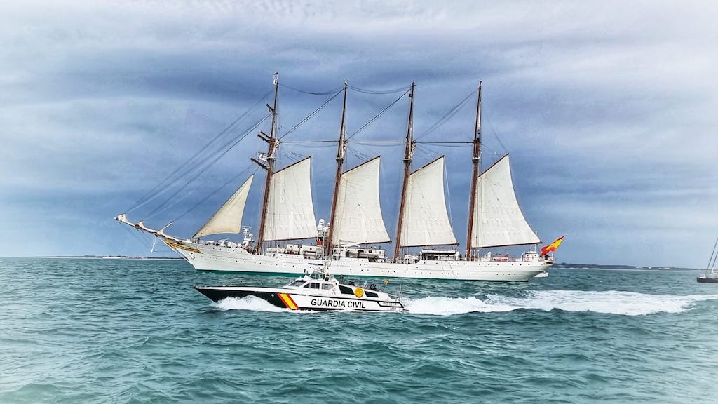 Cádiz despide al buque escuela “Juan Sebastián de Elcano”