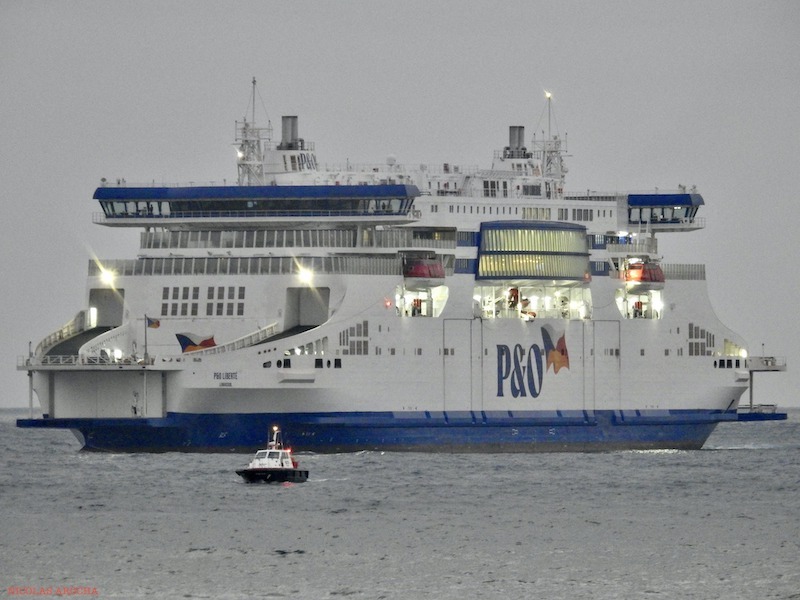 El buque “double ended” mayor del mundo pasa por Las Palmas