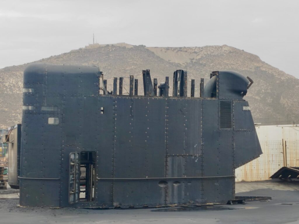 La vela del submarino “Mistral” espera destino sobre muelle