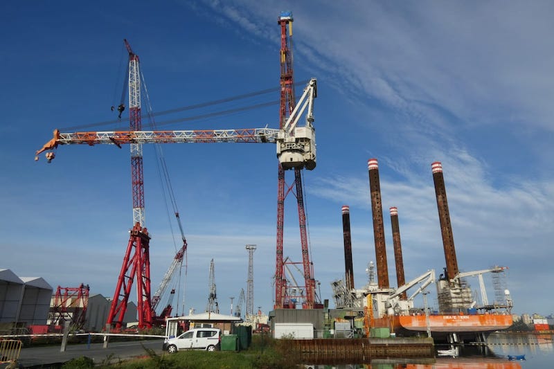 Navantia desmonta la grúa del “Brave Tern” previo a su varada